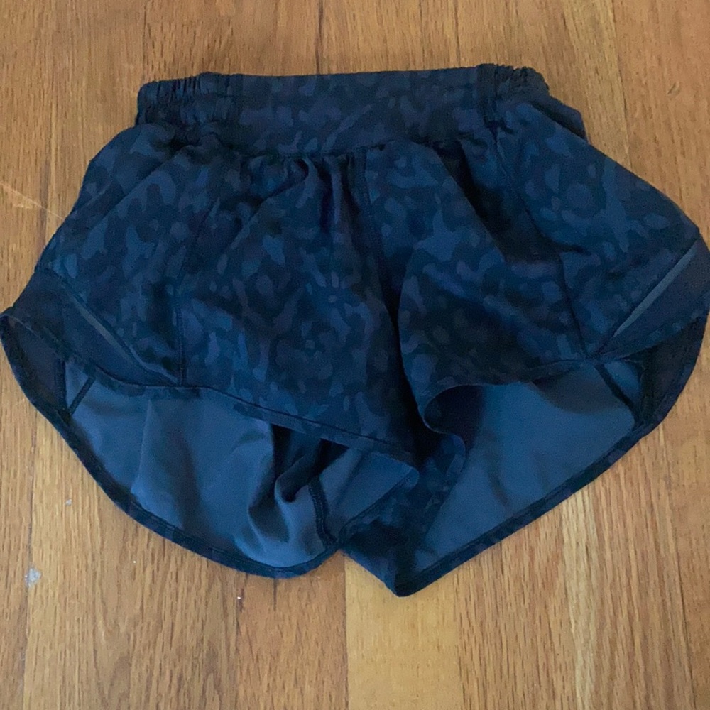 Formation camo lululemon hotty hot shorts
